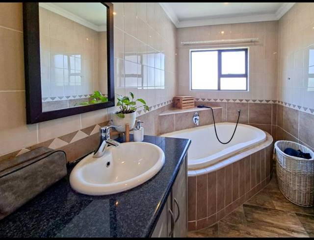 3 BEDROOM HOUSE FOR SALE IN MIDSTREAM ESTATE